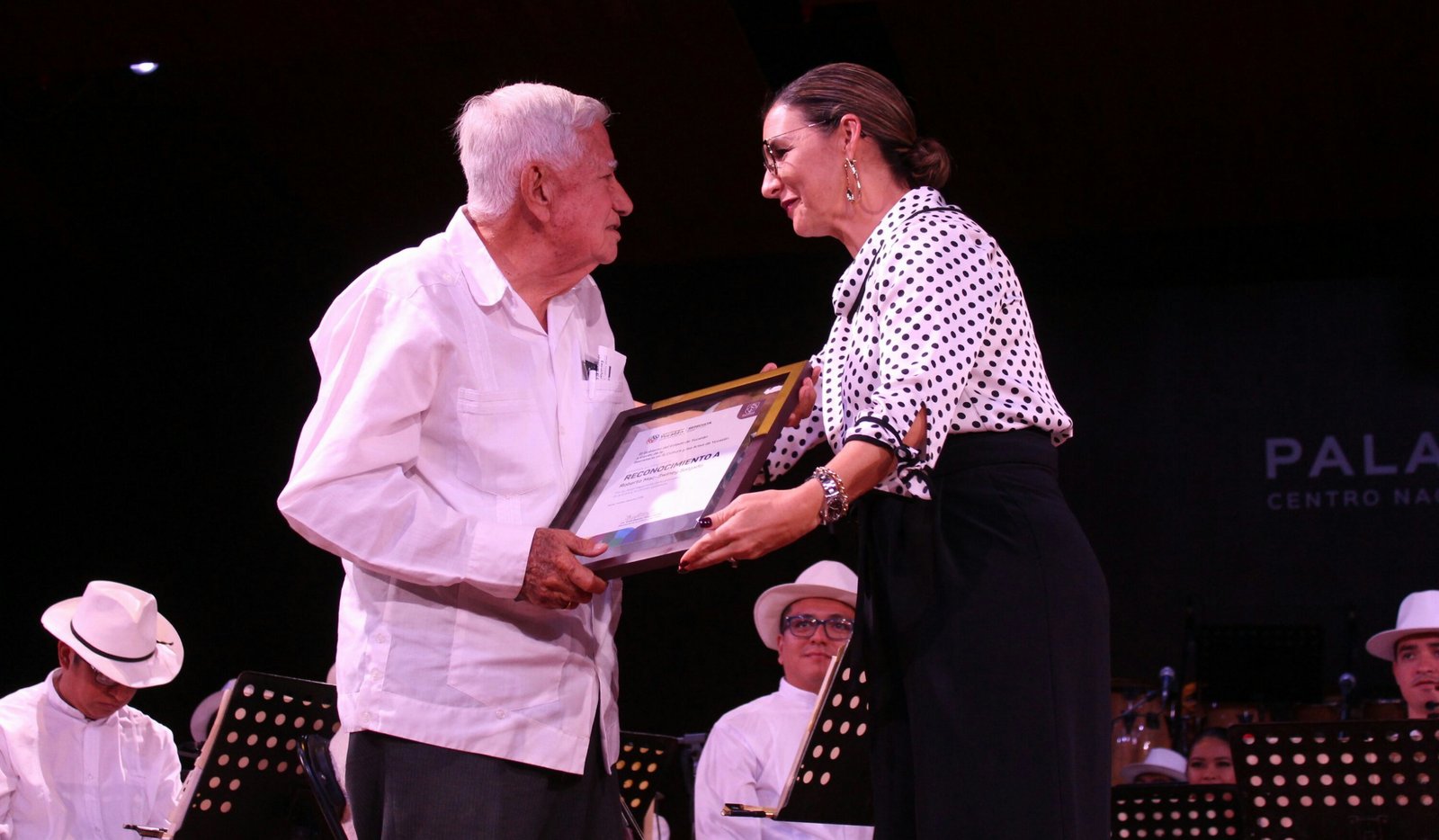El locutor Roberto Mac-Swiney Salgado recibe un reconocimiento de manos de la titular de la Secretaría de la Cultura y las Artes (Sedeculta), Erica Millet Corona