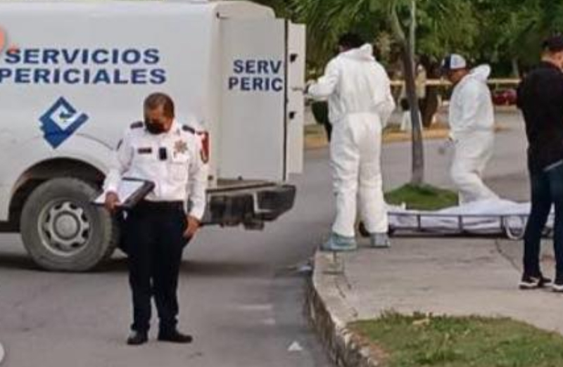 Muere motociclista al estrellarse contra un poste de luz en Cancún El