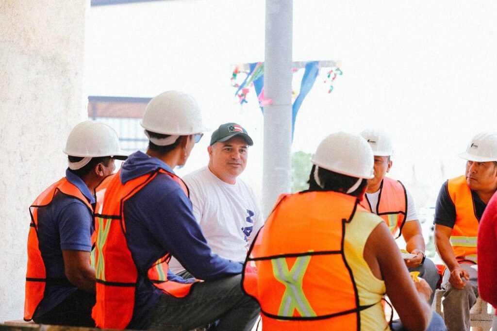 Renán Barrera promete Seguro Popular a trabajadores de la construcción