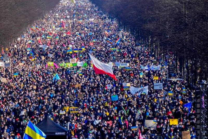 Más de 100 mil personas se manifiestan en Berlín contra la invasión ...